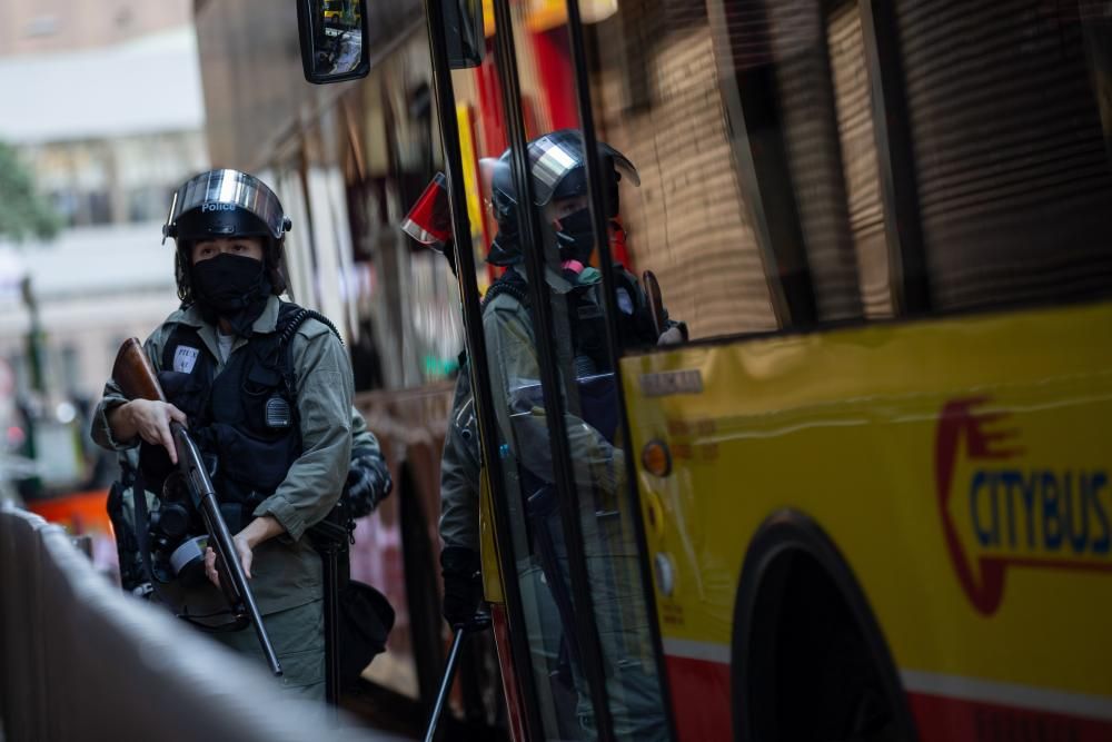 La violencia marcó este lunes una intensa jornada de huelga convocada por el movimiento de protesta hongkonés.