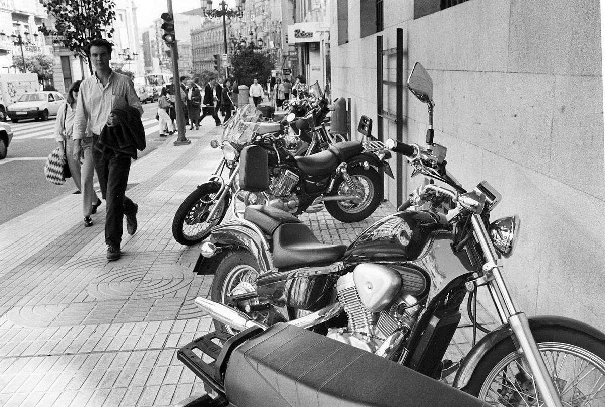 Motos mal aparcadas en Vigo en 1993.