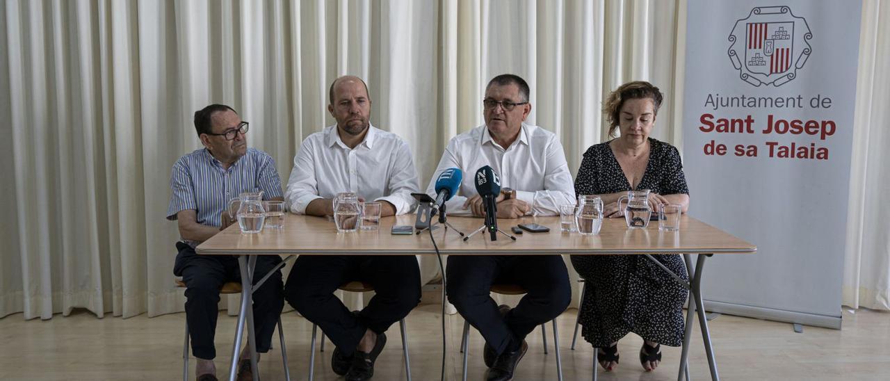 Ángel Luis Guerrero, segundo por la derecha, junto a los tres tenientes de alcalde de Sant Josep, durante la rueda de prensa. | IRENE VILÀ