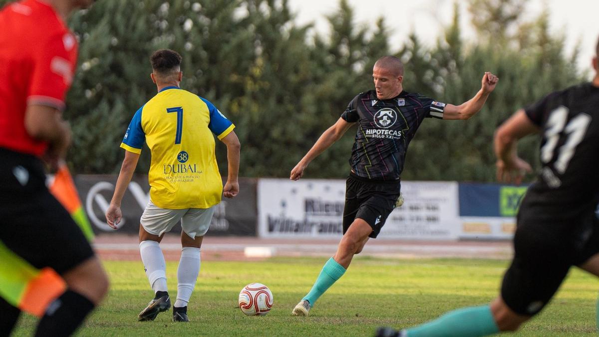 Lolo González prueba el disparo lejano en el duelo ante el Villafranca.