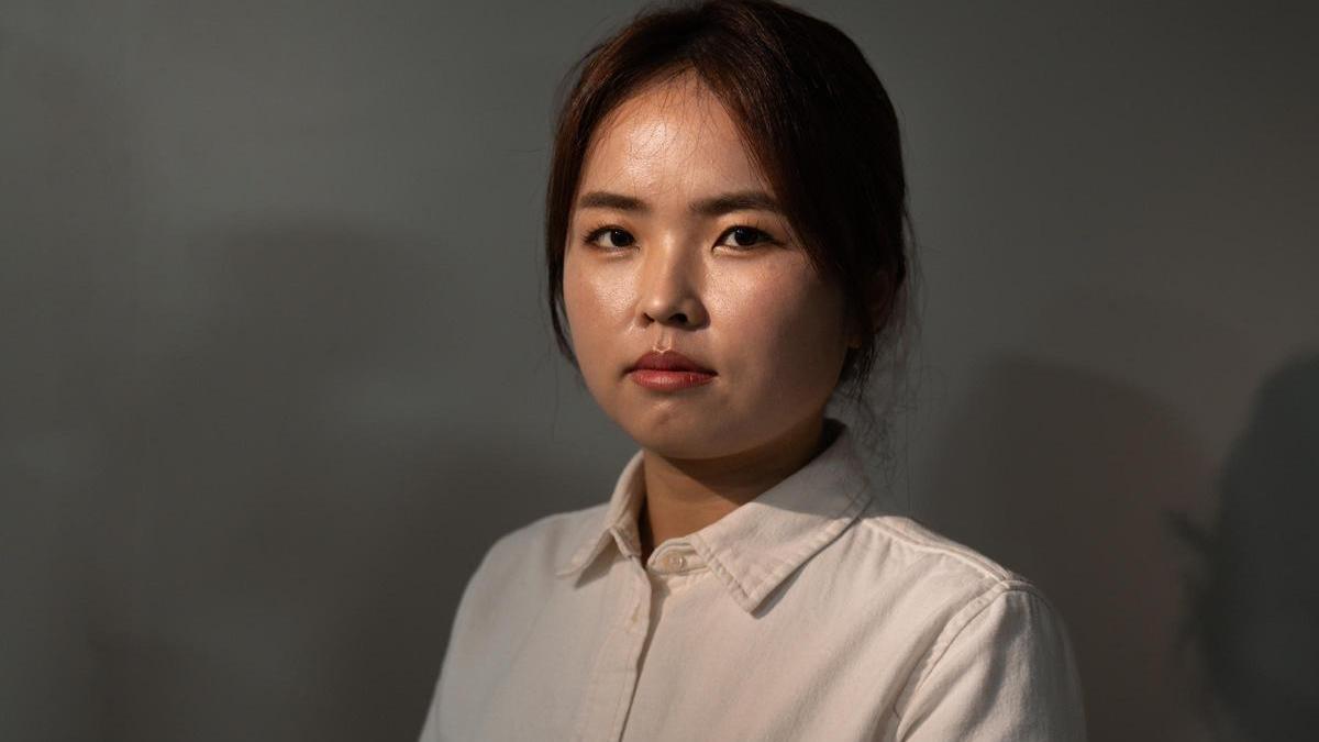 Jo Eun-Sil, una joven norcoreana de 26 años que en 2019 consiguió escapar del régimen de Corea del Norte, fotografiada en las oficinas de Amnistía Internacional en Madrid.