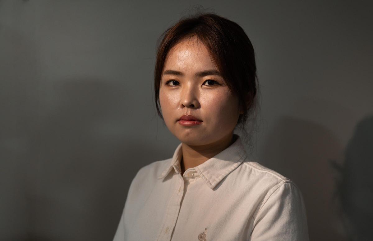 Jo Eun-Sil, una joven norcoreana de 26 años que en 2019 consiguió escapar del régimen de Corea del Norte, fotografiada en las oficinas de Amnistía Internacional en Madrid. Jo Eun-Sil, una joven norcoreana de 26 años que en 2019 consiguió escapar del régimen de Corea del Norte, fotografiada en las oficinas de Amnistía Internacional en Madrid.