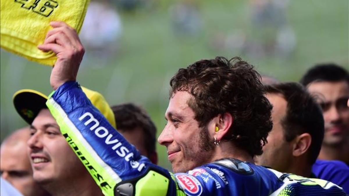 Rossi celebra su pole en Mugello