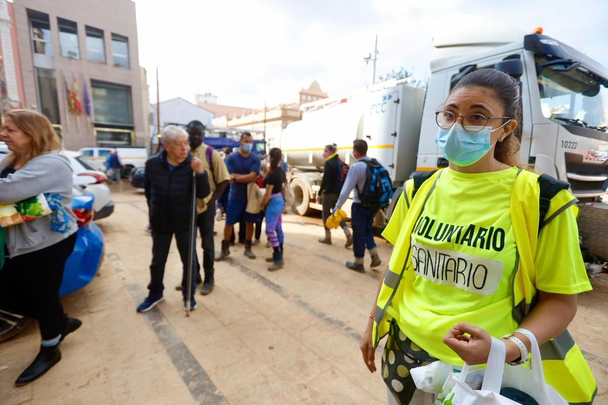 Una voluntaria en Alfafar, asistiendo a la ciudadanía con problemas médicos tras la dana.