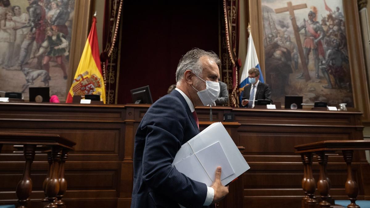 Ángel Víctor Torres se dirige a su asiento en el Parlamento de Canarias.