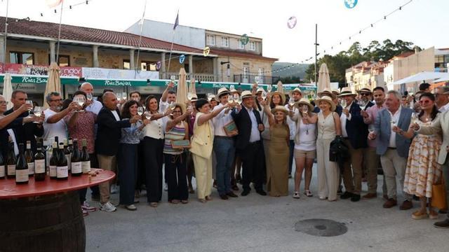 Un momento del brindis, ayer, en la inauguración de la feria en O Rosal.