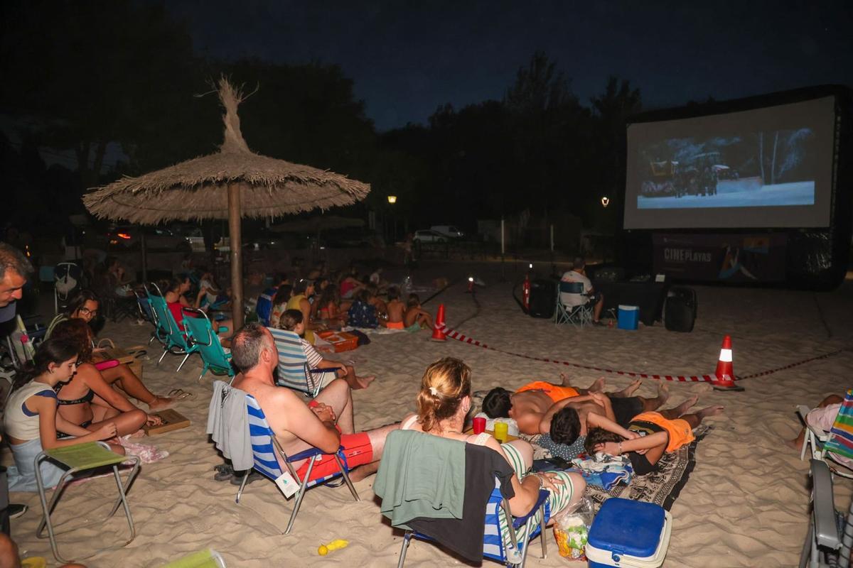 Proyección de una película en una de las playas.
