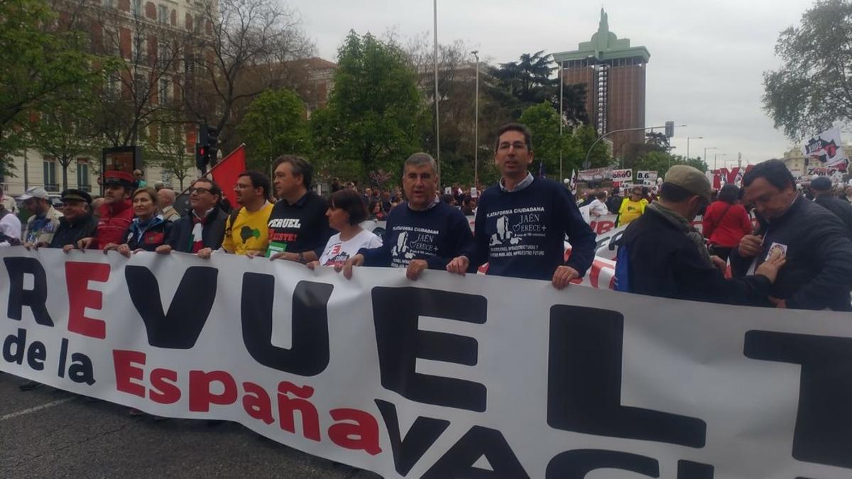 Manifestantes sostienen la pancarta 'La revuelta de la España vaciada', este domingo en Madrid.