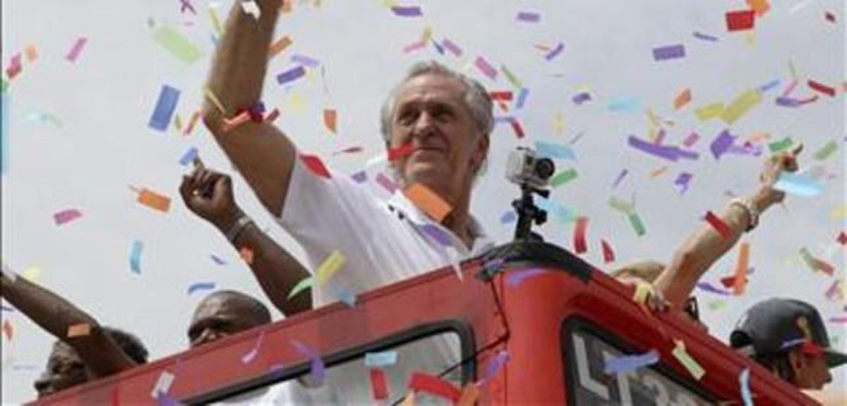 Pat Riley, president esportiu dels Heat, saluda els aficionats des d’un autobús