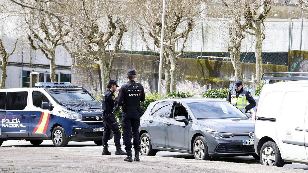 Agentes de la Policía Nacional efectúan un control rutinario en Santiago