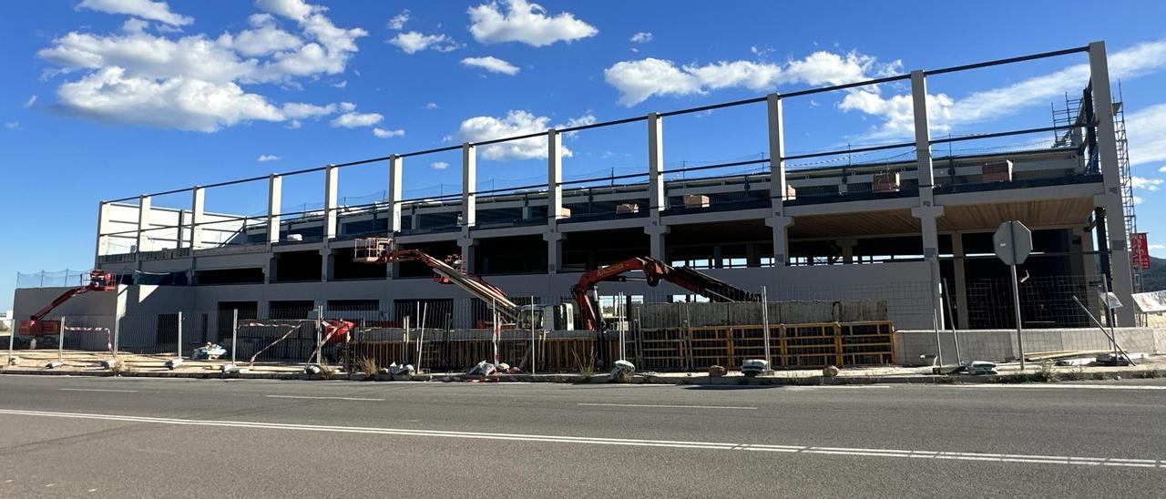 Panorámica del futuro centro logístico de Cofares en Onda, ubicado en el polígono Sonella (sector Sur-8). Los trabajos continúan a buen ritmo y la estructura de la nave está totalmente levantada.