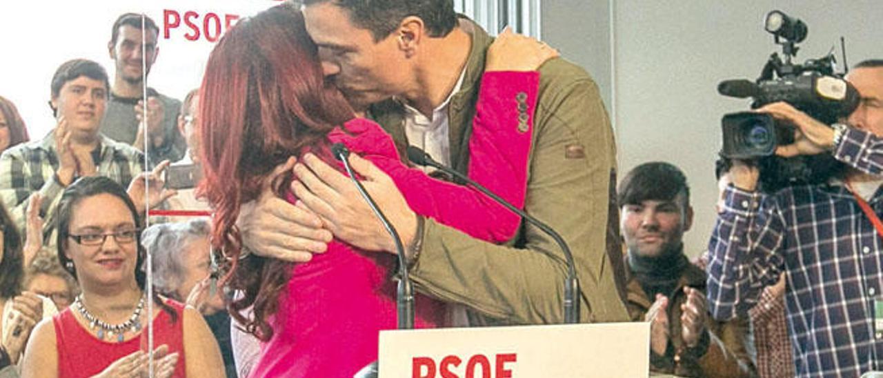 El líder del PSOE, Pedro Sánchez, besa a Hernández el pasado enero.