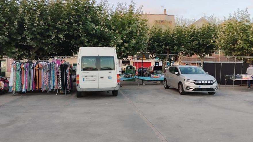 La grúa retira coches del mercadillo de Bueu y los ambulantes acusan al Concello de “dejadez”