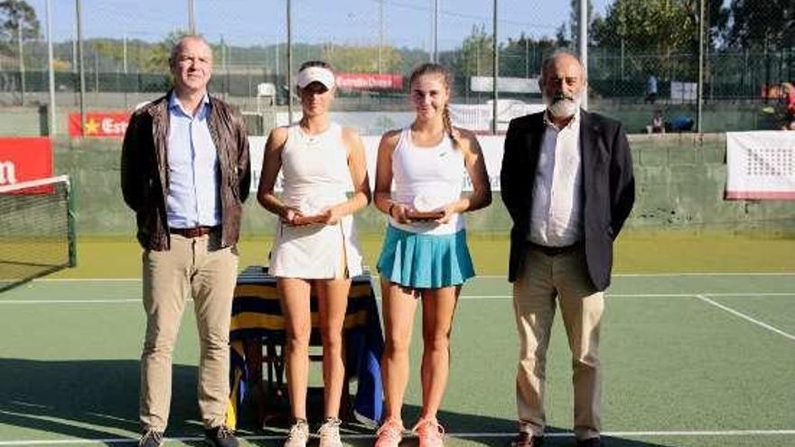 Custic y Kubka, con el trofeo de vencedoras. // FdV