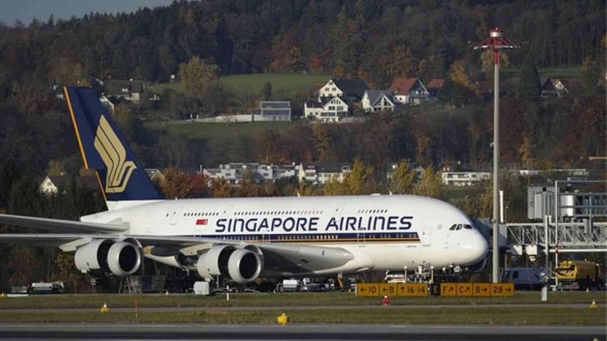 Un avión de Singapore Airlines, estacionado en el aeropuerto de Zurich, el pasado miércoles.