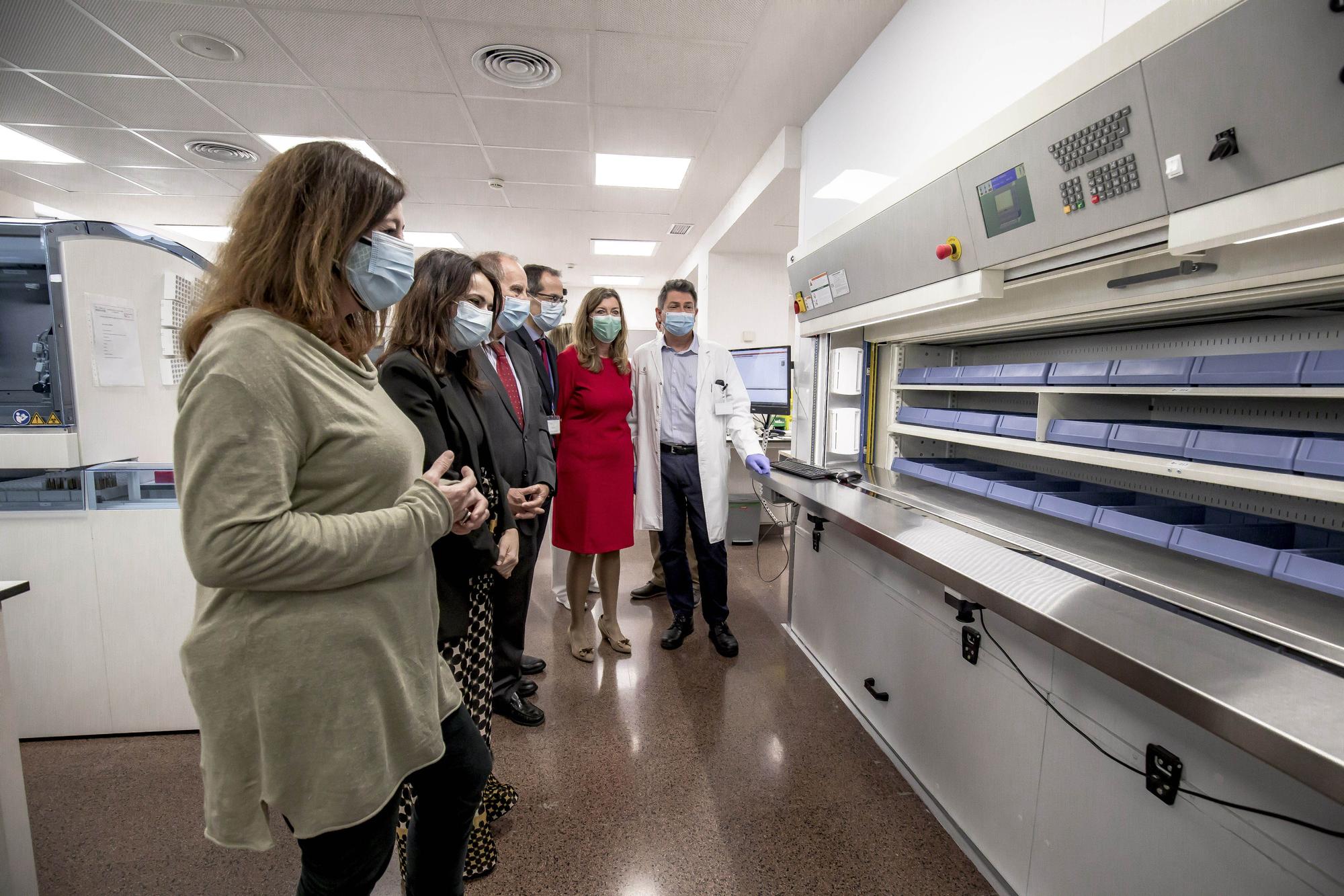 Armengol visita el nuevo laboratorio de microbiología del hospital de Son Llàtzer