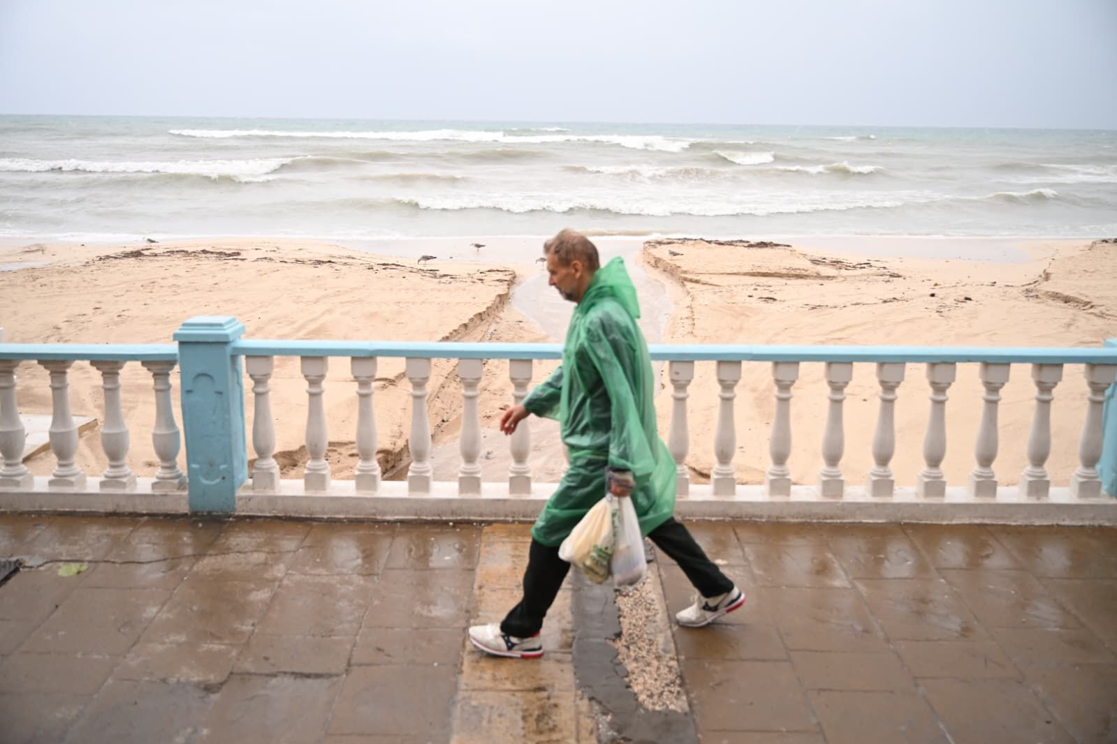 La playa de los locos de Torrevieja durante la dana Alice