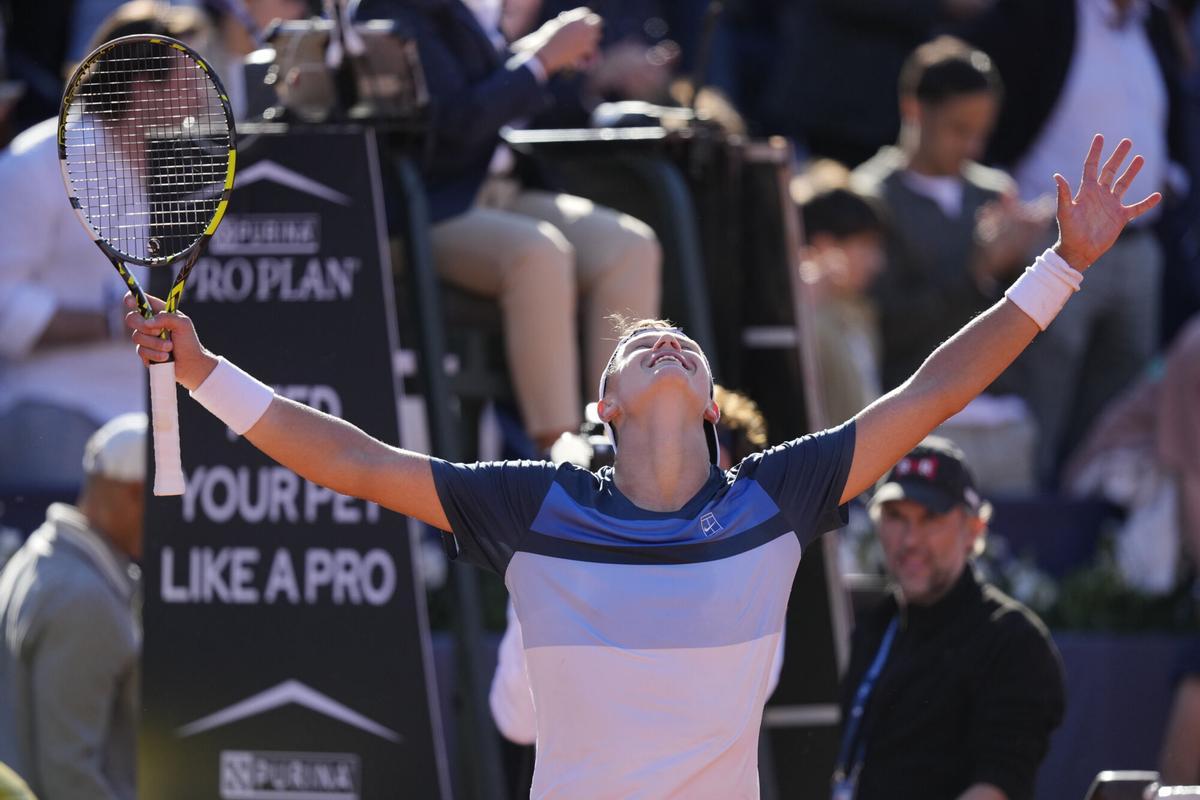 Holger Rune celebra su victoria ante el español Carlos Alcaraz durante la final del Barcelona Open Banc Sabadell.