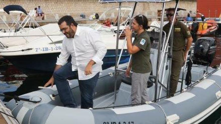 El conseller se subió a bordo de la barca que tendrá su base en Sant Antoni.