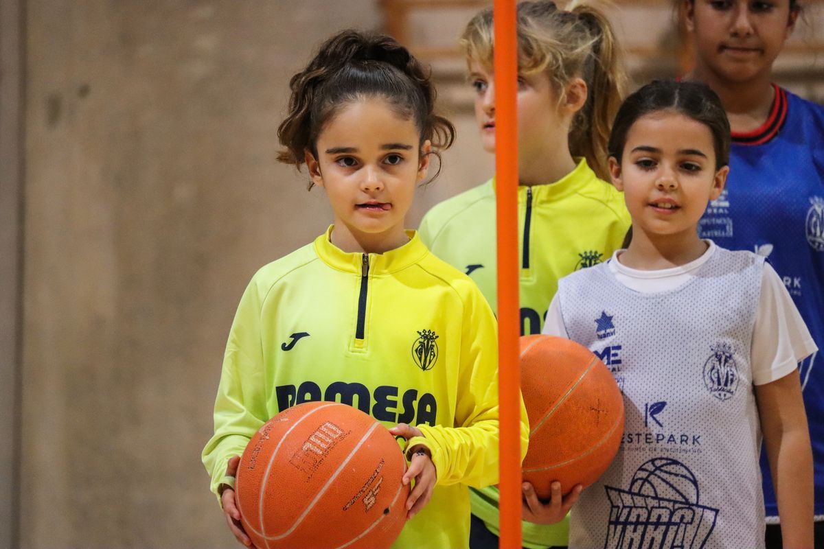 Jornada de hermanamiento entre las chicas del Villarreal y las del Vila-real Bàsquet