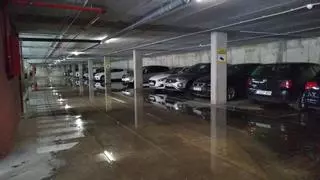 Un parking, inundado por la rotura de una tubería