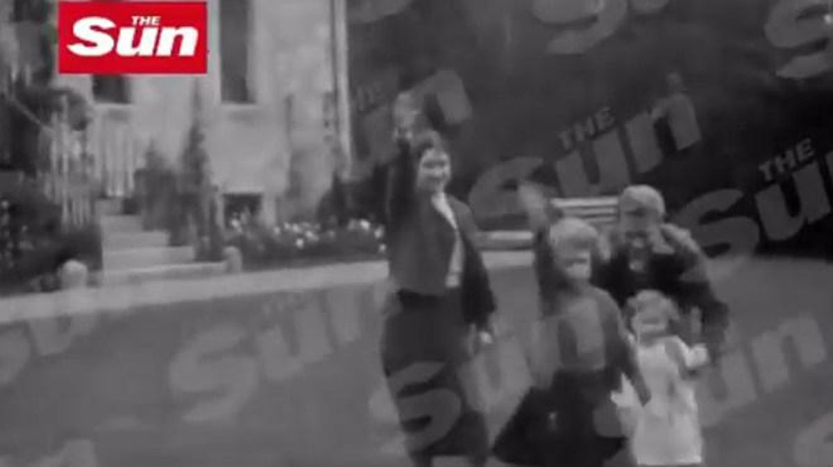La reina i la seva família fent la salutació nazi a principis dels anys 30.