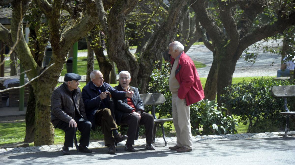 UN GRUPO DE JUBILADOS CHARLA EN UN PARQUE DE A CORUÑA.