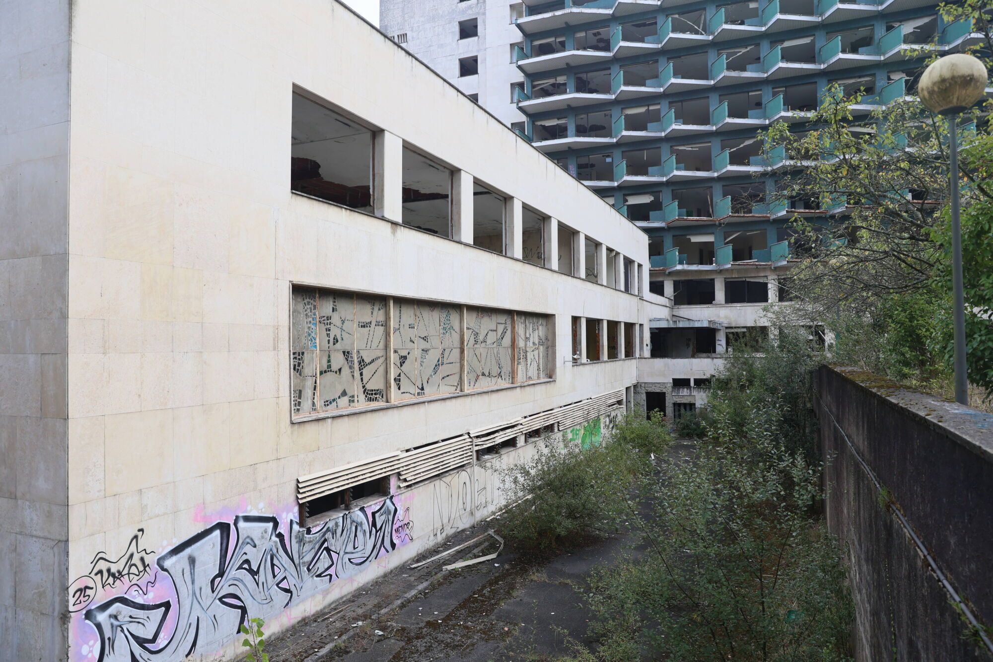 Viejo HUCA. Recorrido por cómo está el viejo hospital.