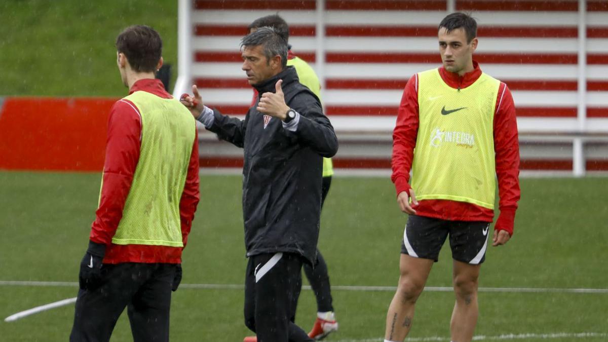 José Luis Martí, entre Gragera y Pedro Díaz, da instrucciones al equipo durante el entrenamiento de ayer en Mareo. | M. L.
