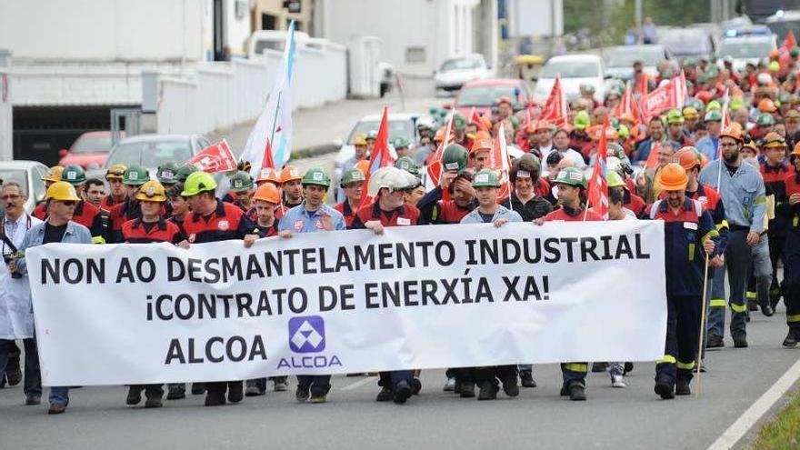 Manifestación de trabajadores de Alcoa en A Coruña para exigir un marco energético estable.