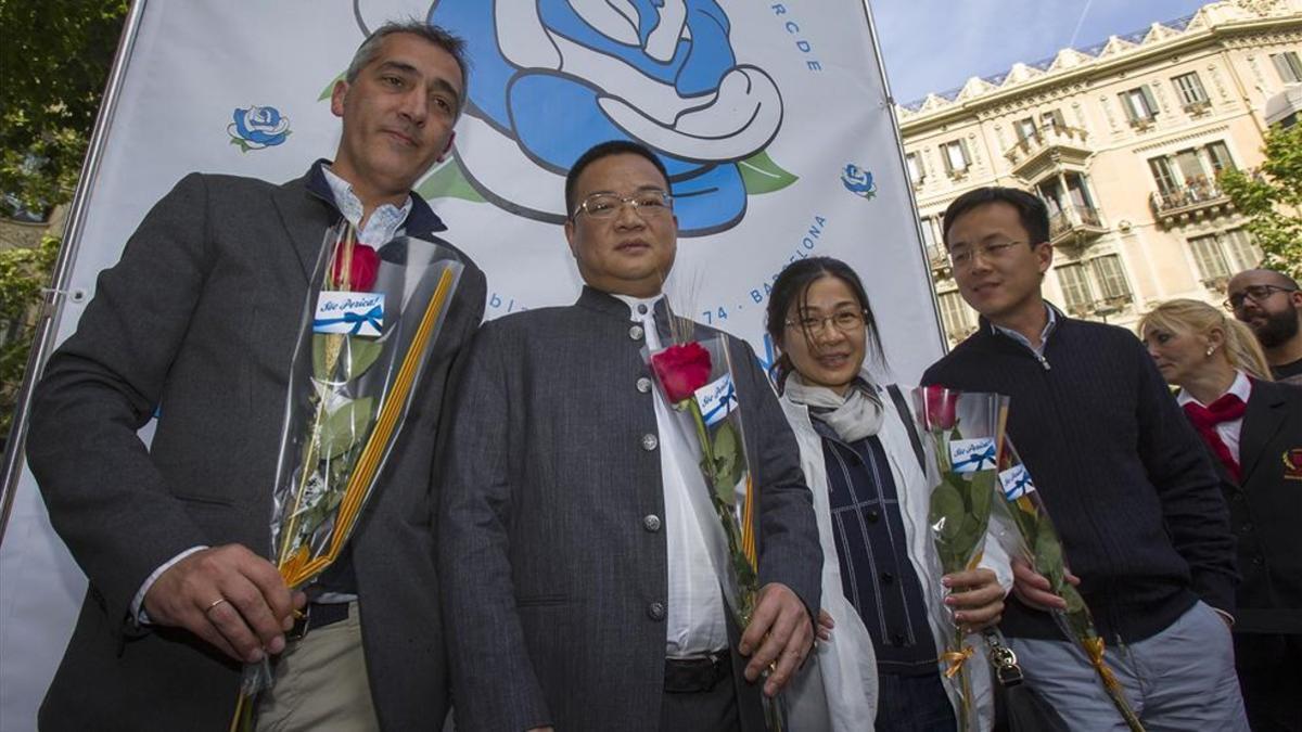 A Chen Yansheng le impactó gratamente la jornada de Sant Jordi en su visita al stand del Espanyol