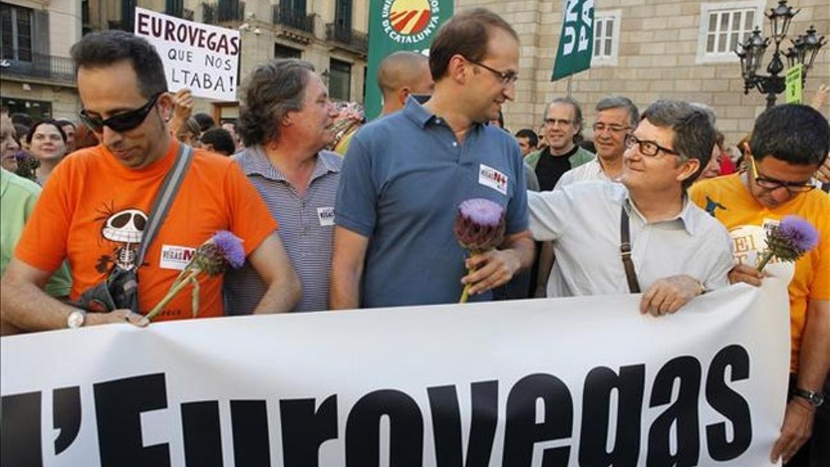 Joan Herrera en la manifestación contra Eurovegas, en la plaza Sant Jaume.