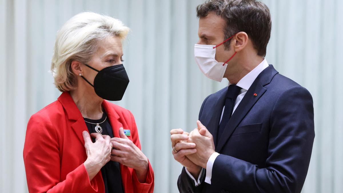 Ursula Von der Leyen y Emmanuel Macron en la cumbre.
