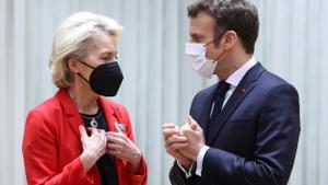 Ursula Von der Leyen y Emmanuel Macron en la cumbre. 