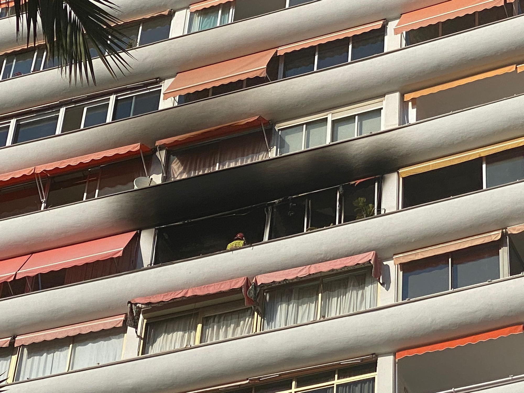 Fallece una mujer en un incendio en su casa en el edificio La Chicharra de Alicante