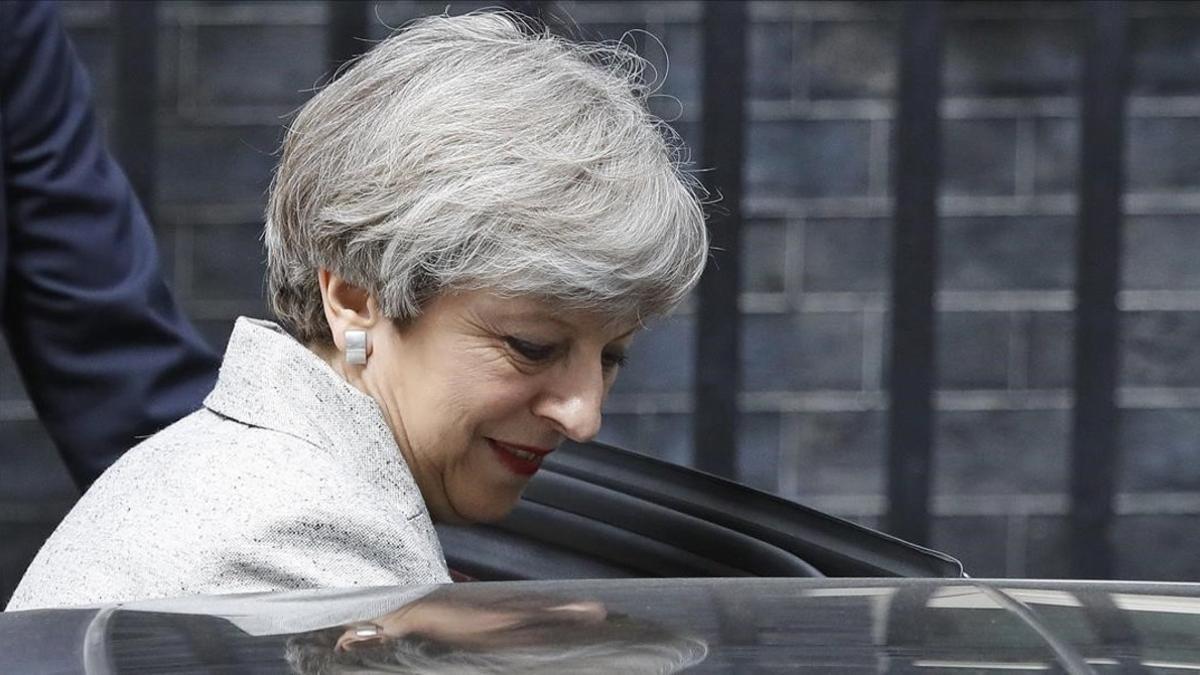 Theresa May abandona Downing Street tras reunirse con la líder del DUP, Arlene Foster