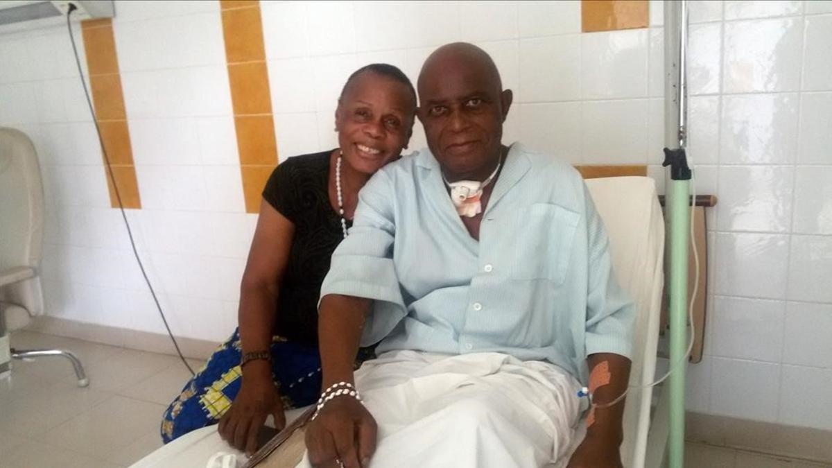 Sébastien, enfermo de cáncer, y su mujer en el hospital del Congo.