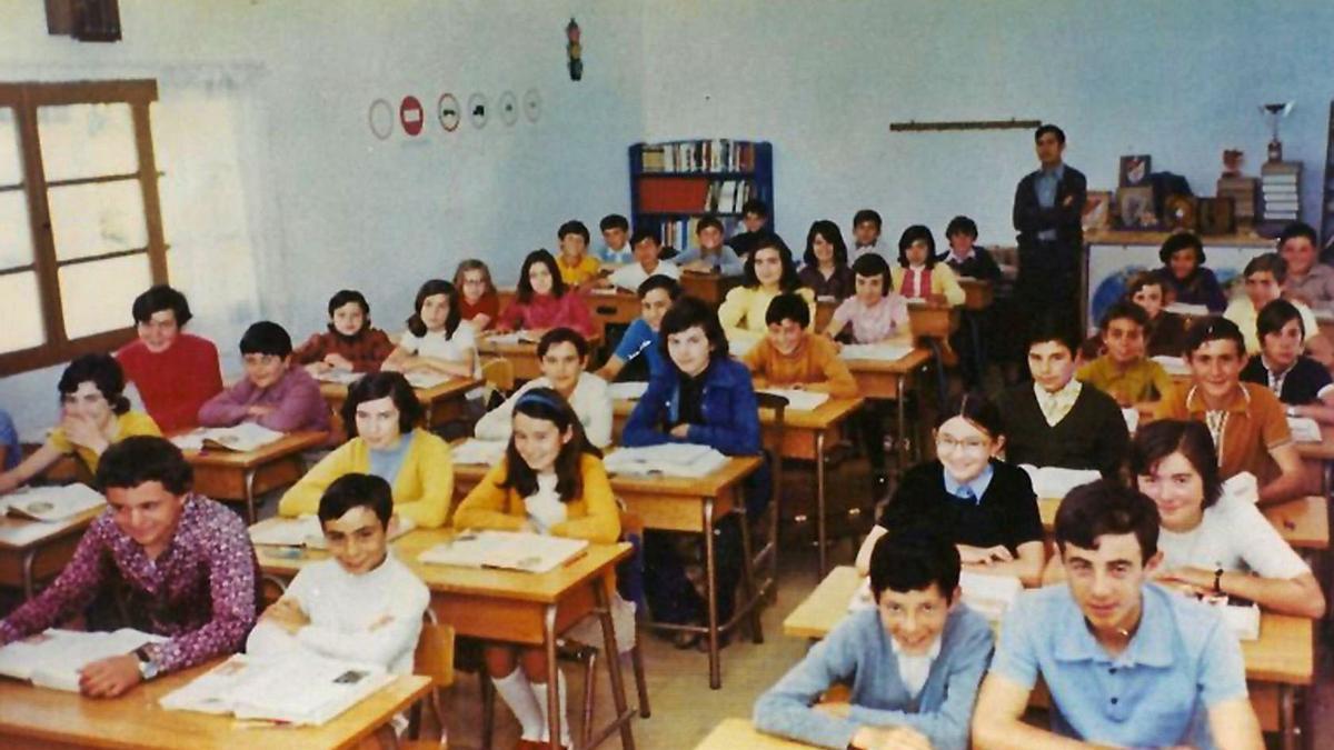 Aula con 50 alumnos en el curso 1971-72, con Joan Robert Masdeu al fondo.