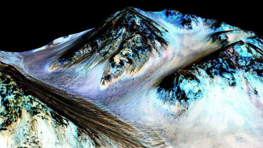 Imagen de los montes marcianos en la que se aprecian los surcos de agua salada. // Nasa
