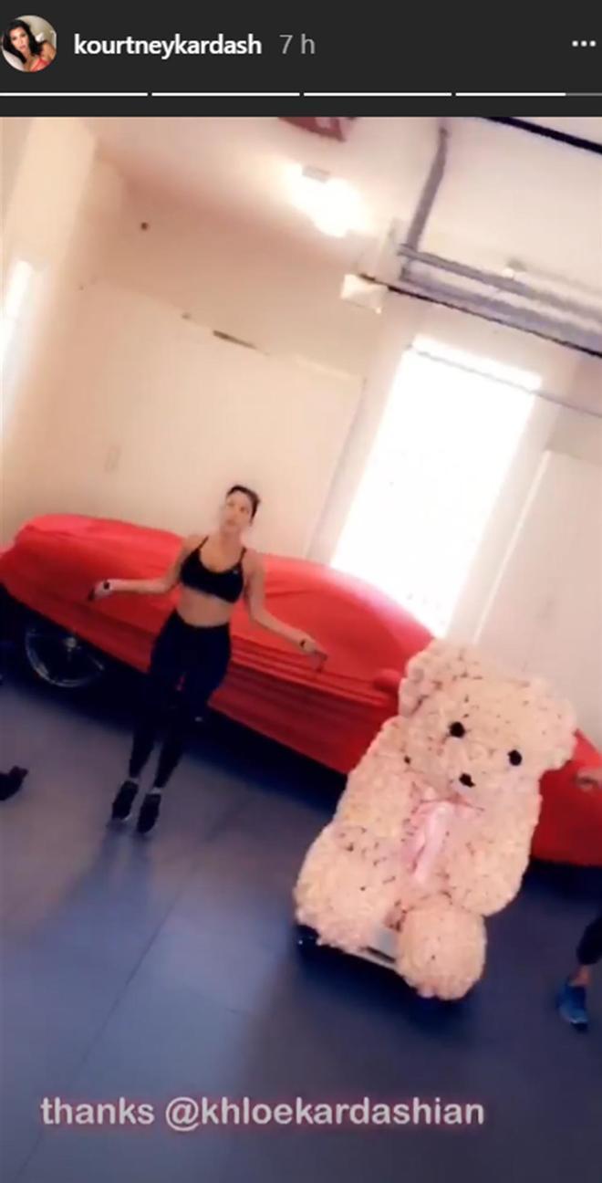 Kourtney Kardashian saltando a la comba junto a un oso