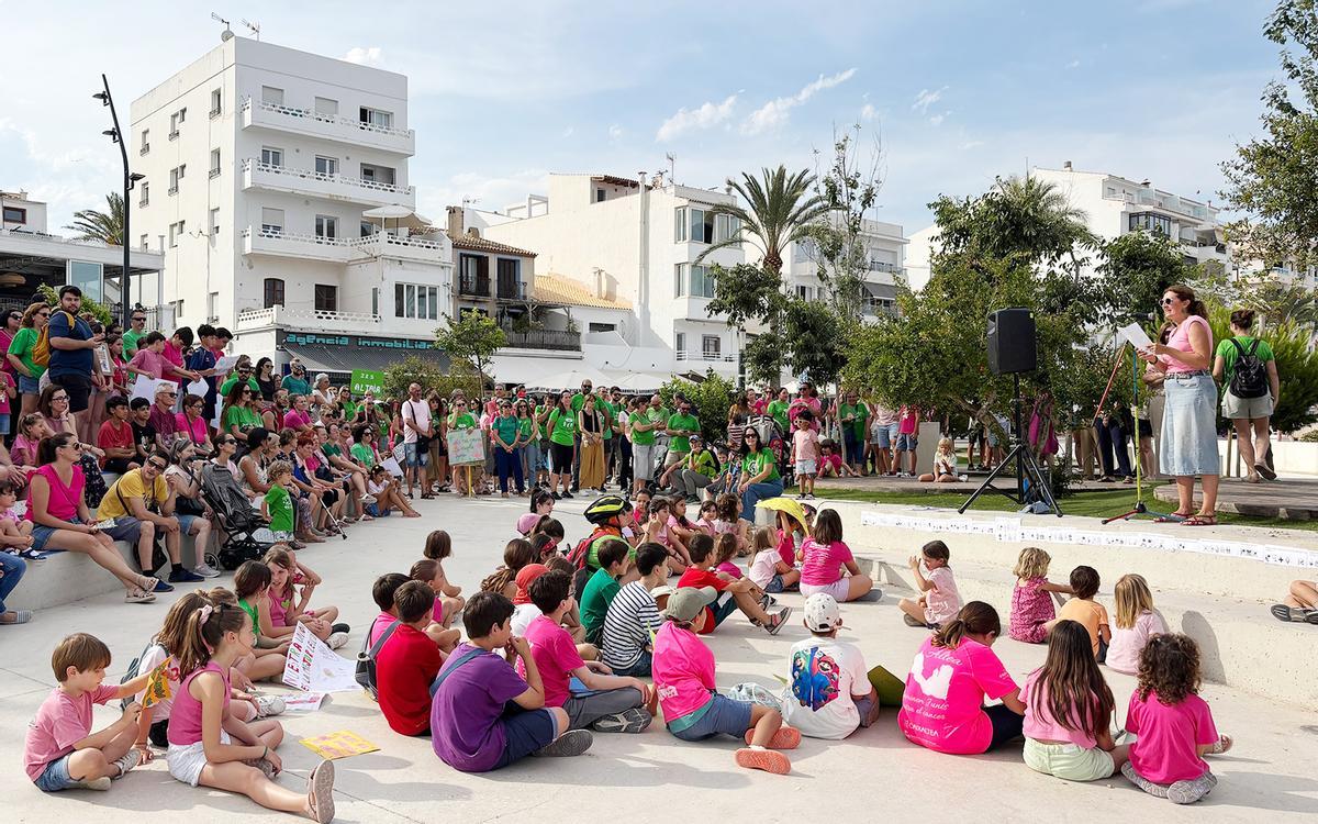 Lectura del manifiesto en defensa de la enseñanza pública celebrado en el paseo maritimo de El Bol de Altea