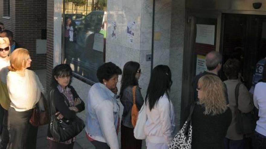 Cola de gente en una de las oficinas de empleo en una imagen de archivo.