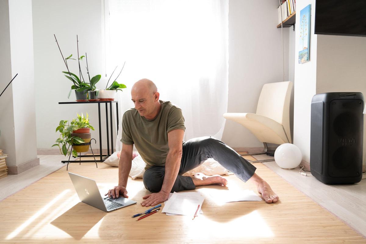 Juan Nicolás en su estudio de Los Dolores