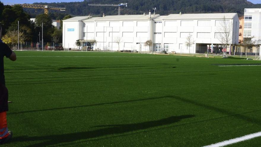 Trabajo dominical para fijar el césped artificial a la base en el patio del CEIP Reibón.