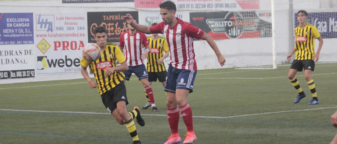 Una acción del choque de semifinales de Copa RFEF entre el Alondras y el Bouzas.