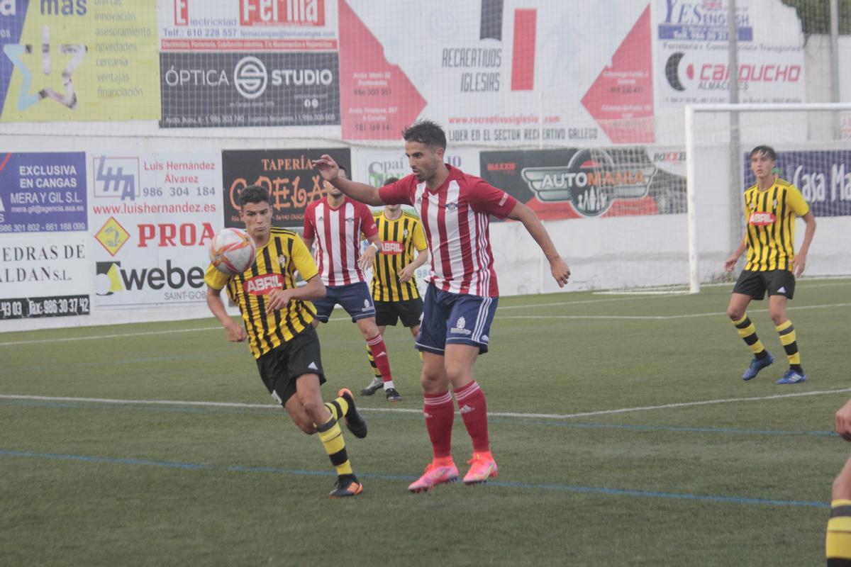 Una acción del choque de semifinales de Copa RFEF entre el Alondras y el Bouzas.