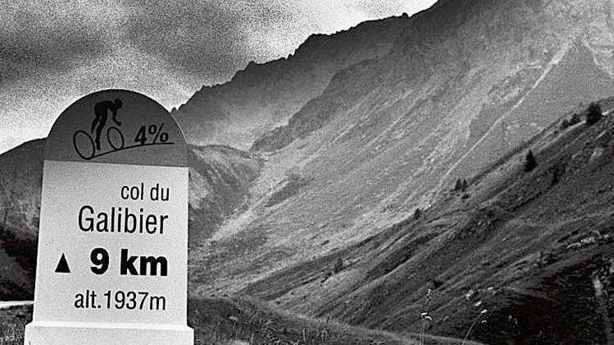 Col du Galibier. Desde Valloire quedan 18 kilómetros hasta la cima del Galibier,  situada a 2.642 metros de altitud.