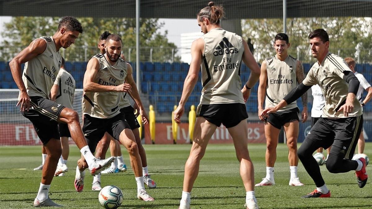 Varane, Benzema, Bale, James y Courtois hacen un rondo en Valdebebas.