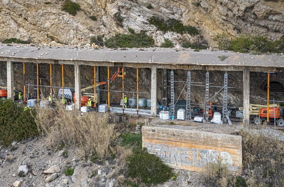 Obres a la línia R2sud , entre Sitges i Garraf