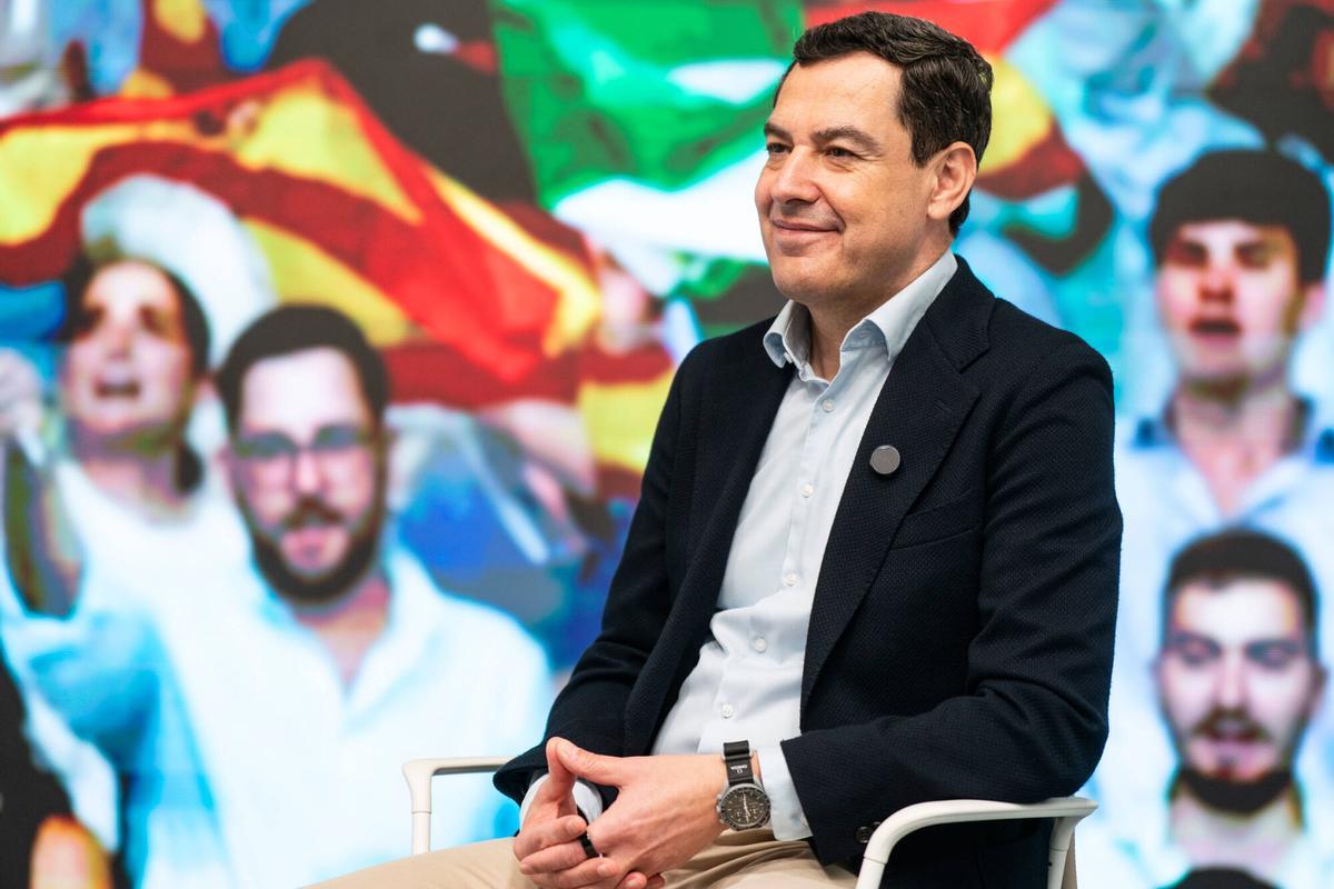 El presidente de la Junta de Andalucía, Juanma Moreno, durante una entrevista con el Correo de Andalucía